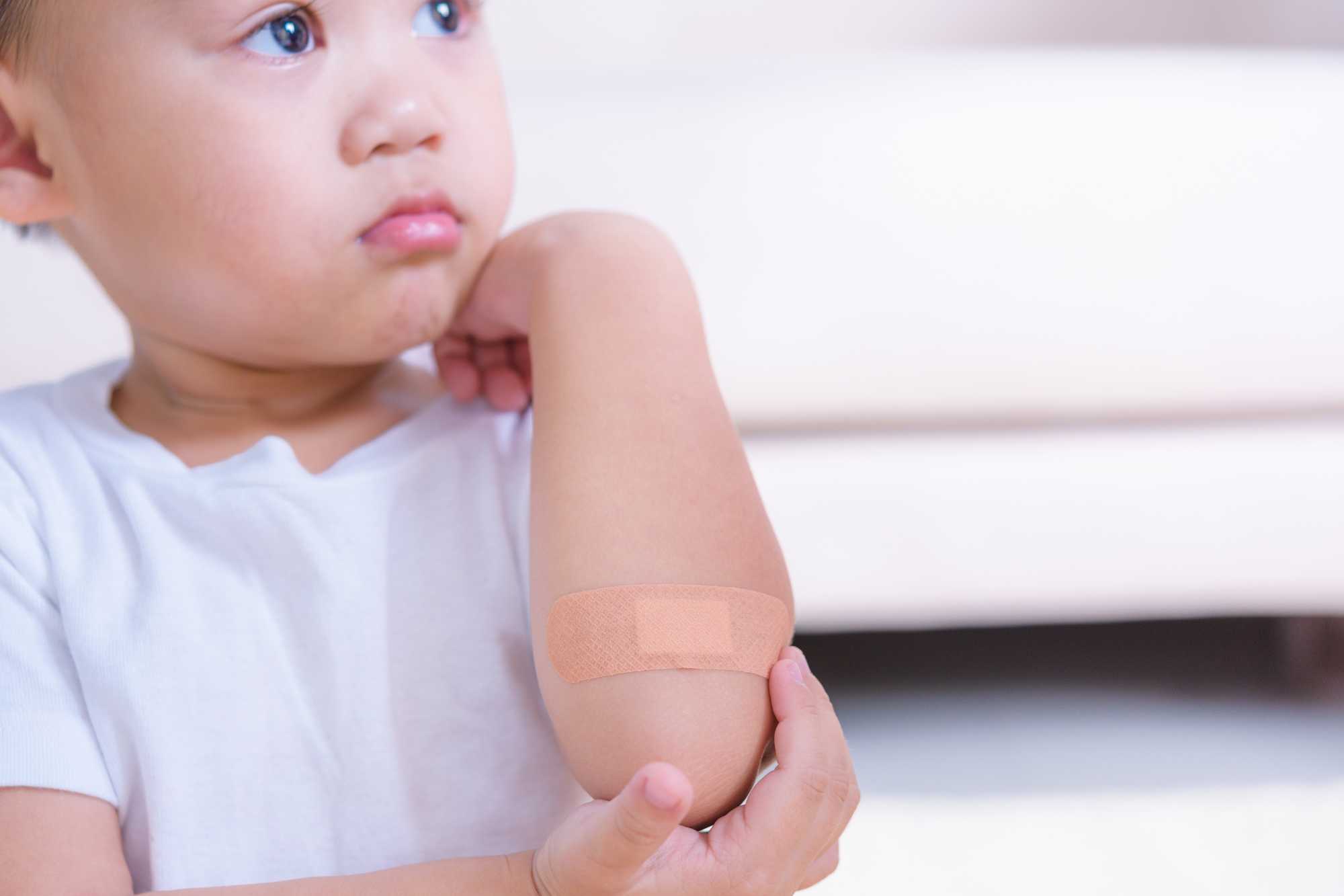 Osetrený zranený lakeť u dieťaťa